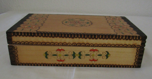 Holzschatulle mit farbigen